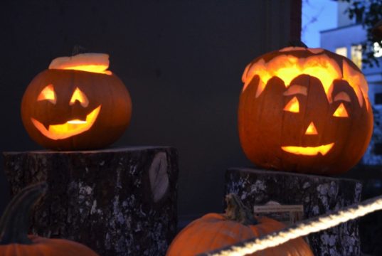 Ausgehöhlte Kürbisse sind zu Halloween ein echter Klassiker. Vielerorts gibt es Kostümfeste. (Foto: © Martina Hörle)