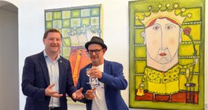 Oberbürgermeister Tim Kurzbach (li.) und Künstler Stefan Seeger eröffneten gestern gemeinsam die neue Ausstellung „Alles mit Krone“. (Foto: © Martina Hörle)