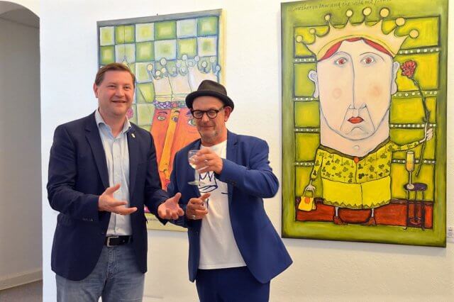 Oberbürgermeister Tim Kurzbach (li.) und Künstler Stefan Seeger eröffneten gestern gemeinsam die neue Ausstellung „Alles mit Krone“. (Foto: © Martina Hörle)