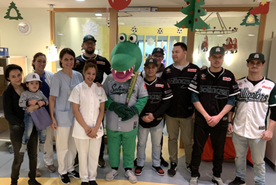 Die Baseballer der Solingen Alligators besuchten jetzt die Kinderklinik im Klinikum. (Foto: © Alligators)