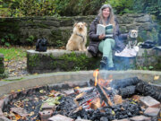 Am flackernden Feuer las die Autorin Saga Grünwald auf dem Grillplatz Altenhammer aus ihrem neuen Krimi "Spurlos im Bergischen Land". (Foto © Saga Grünwald)