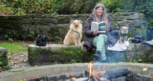 Am flackernden Feuer las die Autorin Saga Grünwald auf dem Grillplatz Altenhammer aus ihrem neuen Krimi "Spurlos im Bergischen Land". (Foto © Saga Grünwald)