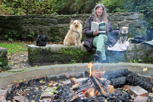 Am flackernden Feuer las die Autorin Saga Grünwald auf dem Grillplatz Altenhammer aus ihrem neuen Krimi "Spurlos im Bergischen Land". (Foto © Saga Grünwald)