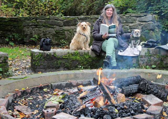 Am flackernden Feuer las die Autorin Saga Grünwald auf dem Grillplatz Altenhammer aus ihrem neuen Krimi 