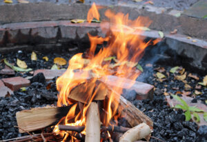 Munter flackerte das Lagerfeuer und wärmte die Besucher. (Foto © Saga Grünwald)