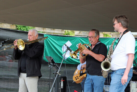 Die Magnolia Jazzband sorgt traditionell beim Ananasfest für swingende und jazzige Rhythmen. (Foto © Sandra Grünwald)