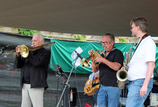 Die Magnolia Jazzband sorgt traditionell beim Ananasfest für swingende und jazzige Rhythmen. (Foto © Sandra Grünwald)
