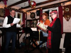 Stefan Lorbach, Kerstin Ehmke-Putsch und Martina Hörle (v.l.) begeisterten die Besucher mit ihrer musikalischen Lesung mit Whiskytasting im Cornish Arms. (Foto © Sandra Grünwald)
