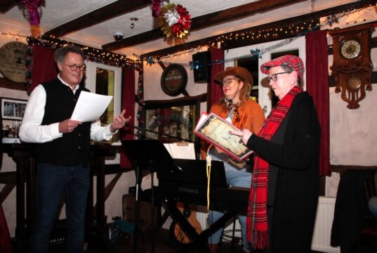 Stefan Lorbach, Kerstin Ehmke-Putsch und Martina Hörle (v.l.) begeisterten die Besucher mit ihrer musikalischen Lesung mit Whiskytasting im Cornish Arms. (Foto © Sandra Grünwald)