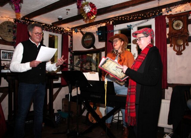 Stefan Lorbach, Kerstin Ehmke-Putsch und Martina Hörle (v.l.) begeisterten die Besucher mit ihrer musikalischen Lesung mit Whiskytasting im Cornish Arms. (Foto © Sandra Grünwald)