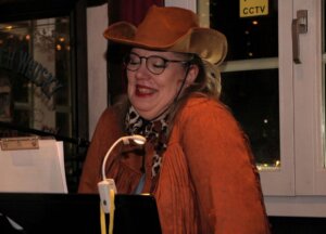 Kerstin Ehmke-Putsch sorgte mit ihrem Lied „Single Malt“ für herzhaftes Gelächter. (Foto © Sandra Grünwald)