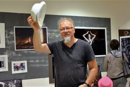 Am Samstag eröffnete Fotograf Axel K. Schoeps seine Ausstellung „Ardüre“. Ein Teil der Exponate ist zum ersten Mal zu sehen. (Foto: © Martina Hörle)