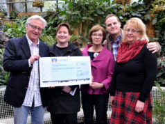 (v. li. Frank Wolter und Tanja Zielke von Ars Consulendi, Bärbel Mentzel, Matthias Nitsche und Valeria Luhn von der Stiftung Botanischer Garten) Frank Wolter und Tanja Zielke von Ars Consulendi überreichten heute einen symbolischen Scheck über 1.500 Euro als Spende an den Vorstand der Stiftung Botanischer Garten. (Foto: @ Martina Hörle)