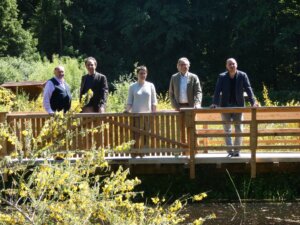 Horst Koss, Thilo Schnoor, Anke Kottsieper, Jan Boomers und Christoph Boddenberg (v.l.) freuen sich über die große Aussichtsplattform. (Foto © Sandra Grünwald)