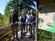 Bürgermeister Thilo Schnoor, Vorsitzender des Behindertenbeirats Horst Koss und Christoph Boddenberg vom LVR (v.l.) weihten unter Aufsicht von Jan Boomers, Leiter der Biologischen Station Mittlere Wupper (im Hintergrund) die neue barrierefreie Aussichtsplattform ein. (Foto © Sandra Grünwald)