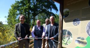 Bürgermeister Thilo Schnoor, Vorsitzender des Behindertenbeirats Horst Koss und Christoph Boddenberg vom LVR (v.l.) weihten unter Aufsicht von Jan Boomers, Leiter der Biologischen Station Mittlere Wupper (im Hintergrund) die neue barrierefreie Aussichtsplattform ein. (Foto © Sandra Grünwald)