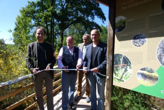 Bürgermeister Thilo Schnoor, Vorsitzender des Behindertenbeirats Horst Koss und Christoph Boddenberg vom LVR (v.l.) weihten unter Aufsicht von Jan Boomers, Leiter der Biologischen Station Mittlere Wupper (im Hintergrund) die neue barrierefreie Aussichtsplattform ein. (Foto © Sandra Grünwald)