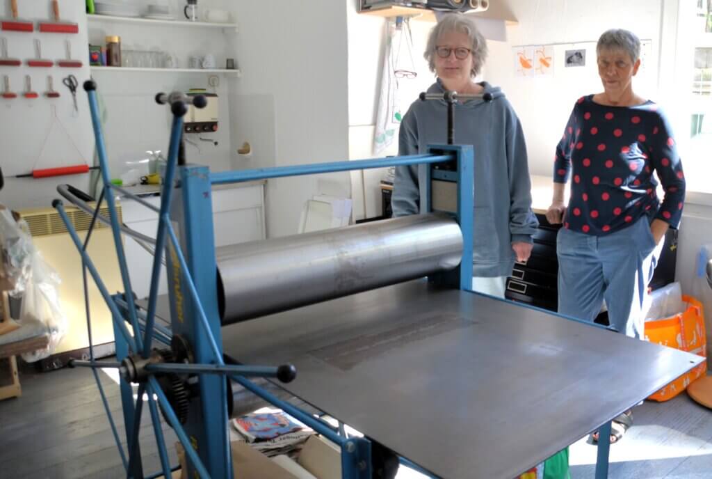 Die Künstlerinnen Christina Koester (li.) und Sabine Smith haben jetzt im Zentrum von Gräfrath ein gemeinsames Atelier, in dem sie ihre Druckgrafiken entwerfen. (Foto: © Martina Hörle)