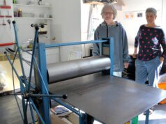 Die Künstlerinnen Christina Koester (li.) und Sabine Smith haben jetzt im Zentrum von Gräfrath ein gemeinsames Atelier, in dem sie ihre Druckgrafiken entwerfen. (Foto: © Martina Hörle)
