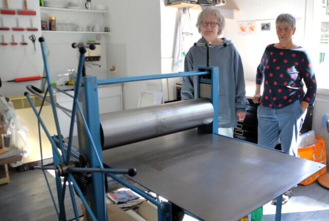 Die Künstlerinnen Christina Koester (li.) und Sabine Smith haben jetzt im Zentrum von Gräfrath ein gemeinsames Atelier, in dem sie ihre Druckgrafiken entwerfen. (Foto: © Martina Hörle)