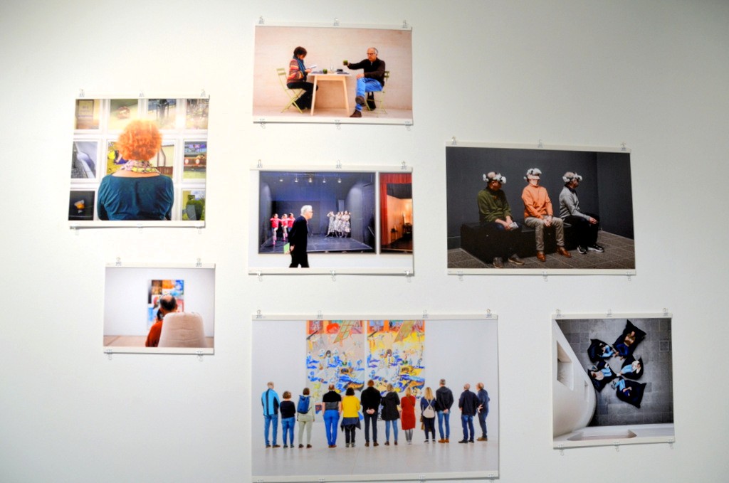 Zwischen den verlassenen Orten finden sich Aufnahmen von Menschen. Auch wenn der Betrachter hier etwas in das Bild interpretiert, weiß doch niemand, ob es der Realität entspricht. (Foto: © Martina Hörle)