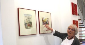 Die Künstlerin Ulle Huth hat sich mit dem Werk von Friedel Feldbusch beschäftigt. (Foto © Sandra Grünwald)