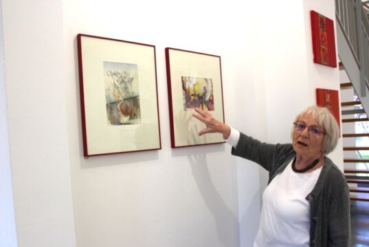 Die Künstlerin Ulle Huth hat sich mit dem Werk von Friedel Feldbusch beschäftigt. (Foto © Sandra Grünwald)