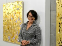 Lara Leon-Ser alias Tanja Stock eröffnet heute im Atelier Kunstraum ihre Ausstellung „Goldene Hasen haben keine Angst“. (Foto: © Martina Hörle)