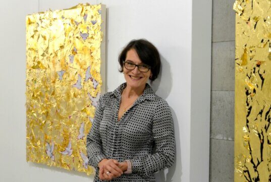 Lara Leon-Ser alias Tanja Stock eröffnet heute im Atelier Kunstraum ihre Ausstellung „Goldene Hasen haben keine Angst“. (Foto: © Martina Hörle)