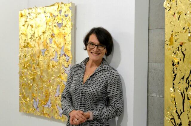 Lara Leon-Ser alias Tanja Stock eröffnet heute im Atelier Kunstraum ihre Ausstellung „Goldene Hasen haben keine Angst“. (Foto: © Martina Hörle)