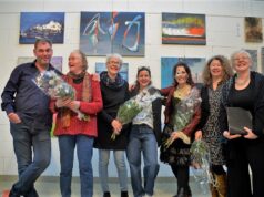 (v. li. Uwe Klein, Bärbel Ludwig, Gundula Wolf, Nicole Hartkopf, Remy Matelot, Silke Widenka, Daniela Hager) Die Ausstellung der Malgruppe *KUNST*VOLL* fand regen Anklang. Neben den bildnerischen Werken gab es kleine Geschichten und große Seifenblasen. (Foto: © Martina Hörle)