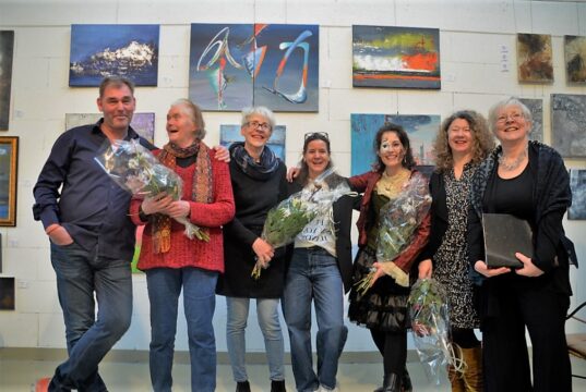 (v. li. Uwe Klein, Bärbel Ludwig, Gundula Wolf, Nicole Hartkopf, Remy Matelot, Silke Widenka, Daniela Hager) Die Ausstellung der Malgruppe *KUNST*VOLL* fand regen Anklang. Neben den bildnerischen Werken gab es kleine Geschichten und große Seifenblasen. (Foto: © Martina Hörle)