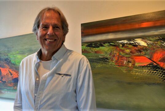 Am vergangenen Freitag fand in der Galerie ART-ECK die Vernissage der Ausstellung „Krieg und Frieden“ statt. Christian von Grumbkow präsentierte Werke, die im Zusammenhang mit dem Krieg in der Ukraine entstanden sind. (Foto: © Martina Hörle)