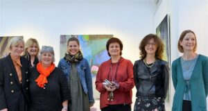 Die Mitglieder der GEDOK (Brigitte Melchers, Liane Lonken, Heidi Becker, Isabel Kämpf, Rita Viehoff) freuen sich gemeinsam mit Galeristin Astrid Kirschey (Mitte) und Dr. Julia Höfel (re.) über die gelungene Vernissage (Foto: © Martina Hörle)