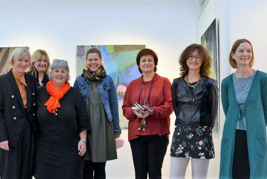 Die Mitglieder der GEDOK (Brigitte Melchers, Liane Lonken, Heidi Becker, Isabel Kämpf, Rita Viehoff) freuen sich gemeinsam mit Galeristin Astrid Kirschey (Mitte) und Dr. Julia Höfel (re.) über die gelungene Vernissage (Foto: © Martina Hörle)
