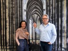 Maryam Sabri und Frank Voß zeigen in ihren Arbeiten Ruhe und Bewegung. Dieser imposante Anblick vom Inneren des Kölner Doms wurde auf eine 350 x 220 cm große Plane gedruckt. Es ist das größte Werk der Ausstellung. (Foto: © Martina Hörle)