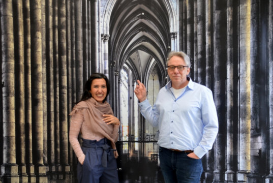 Maryam Sabri und Frank Voß zeigen in ihren Arbeiten Ruhe und Bewegung. Dieser imposante Anblick vom Inneren des Kölner Doms wurde auf eine 350 x 220 cm große Plane gedruckt. Es ist das größte Werk der Ausstellung. (Foto: © Martina Hörle)