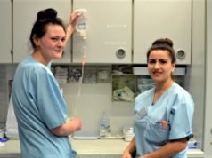 In dieser Woche mussten sich die Schülerinnen und Schüler des Oberkurses den vielfältigen Aufgaben einer Stationsleitung stellen. Hier bereiten Malina Böckeler (li.) und Sevda Alkar gerade eine Infusion vor. (Foto: © Martina Hörle)