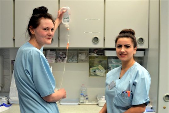 In dieser Woche mussten sich die Schülerinnen und Schüler des Oberkurses den vielfältigen Aufgaben einer Stationsleitung stellen. Hier bereiten Malina Böckeler (li.) und Sevda Alkar gerade eine Infusion vor. (Foto: © Martina Hörle)