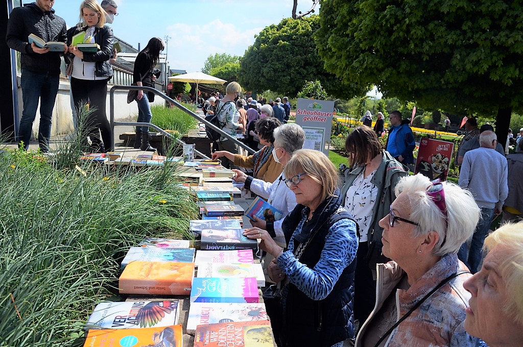 Das schöne Wetter lockte viele Besucher zur achten Bücherbörse in den Botanischen Garten. Hunderte nutzten an diesem Sonntag wieder die Gelegenheit, sich mit neuem Lesestoff einzudecken. Auch vor den Gewächshäusern gab es viel zu stöbern und zu schmökern. Die Tauschbörse ist mittlerweile ein Selbstläufer geworden. (Foto: © Martina Hörle)