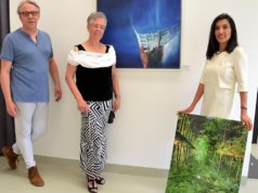 Malerin Irmgard Stohlmann (Mitte) hat Frank Voß und Maryam Sabri zu dieser gemeinsamen Ausstellung eingeladen. Die beiden Fotografen sind seit kurzer Zeit ebenfalls Mitglieder der Ateliergemeinschaft KünstlerPack. Die drei zeigen in den unterschiedlichsten Werken ihre Umsetzung der „Impressionen“. (Foto: © Martina Hörle)