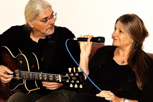 Mezzosopranistin Petra Corban und Jazzgitarrist Roberto Nagy präsentieren als Duo Jadouze außergewöhnliche Arrangements von bekannten Titeln. Bei ihren Auftritten schaffen sie eine ganz persönliche Atmosphäre zum Publikum. (Foto: © Martina Hörle)