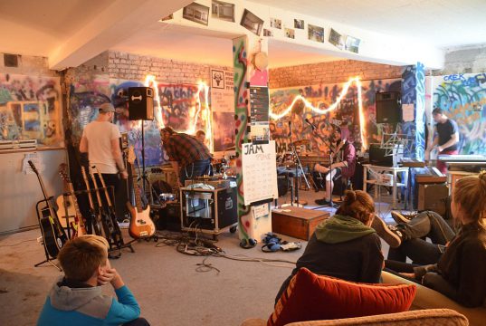 Der Jam-Session-Raum im Proberaumhaus Monkey’s fand bei den jugendlichen Besuchern großen Anklang. Das Prinzip „komm rein und mach mit“ kam an. (Foto: © Martina Hörle)