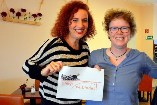 Projektleiterin Gloria Göllmann und Schriftführerin Frauke Pohlmann berichten über das große Fest, das die OWG in diesem Jahr unter das Motto "Ohligs verbindet!" gestellt hat. (Foto: © Martina Hörle)