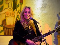 Die Singer/Songwriterin Amy Speace zählt zu den Stars unter den amerikanischen Liedermachern. Die in Nashville lebende Sängerin ist ursprünglich ausgebildete Shakespeare-Schauspielerin. (Foto: © Martina Hörle)