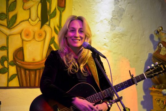 Die Singer/Songwriterin Amy Speace zählt zu den Stars unter den amerikanischen Liedermachern. Die in Nashville lebende Sängerin ist ursprünglich ausgebildete Shakespeare-Schauspielerin. (Foto: © Martina Hörle)