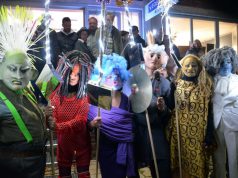 Die Maskengestalten sind in Violettas Atelier unter der Anleitung von Eva Wieden entstanden. Beim Lichterfest zogen sie durch die Besuchermengen und zeigten eigenwillige Tanzpassagen. (Foto: © Martina Hörle)