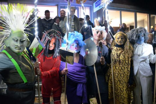 Die Maskengestalten sind in Violettas Atelier unter der Anleitung von Eva Wieden entstanden. Beim Lichterfest zogen sie durch die Besuchermengen und zeigten eigenwillige Tanzpassagen. (Foto: © Martina Hörle)