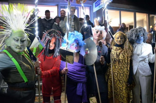 Die Maskengestalten sind in Violettas Atelier unter der Anleitung von Eva Wieden entstanden. Beim Lichterfest zogen sie durch die Besuchermengen und zeigten eigenwillige Tanzpassagen. (Foto: © Martina Hörle)