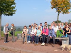 Nach einer Stunde Wanderung durch grünes pflanzenreiches Gebiet machte die Wandergruppe der NABU-Herbstwanderung erst mal eine kleine Rast. An diesem Platz führt der Bergische Panoramaweg vorbei. (Foto: © Martina Hörle)